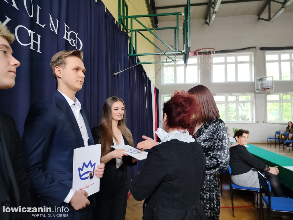 Maturzyści z Ekonomika zakończyli szkołę
