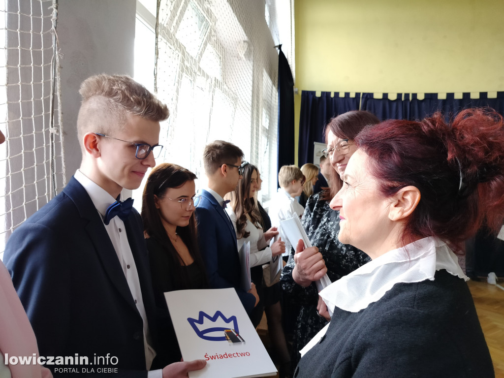 Maturzyści z Ekonomika zakończyli szkołę