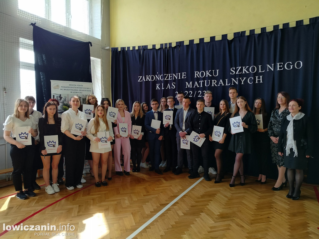 Maturzyści z Ekonomika zakończyli szkołę
