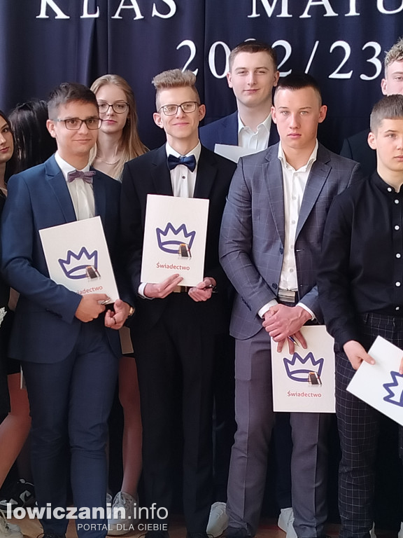 Maturzyści z Ekonomika zakończyli szkołę