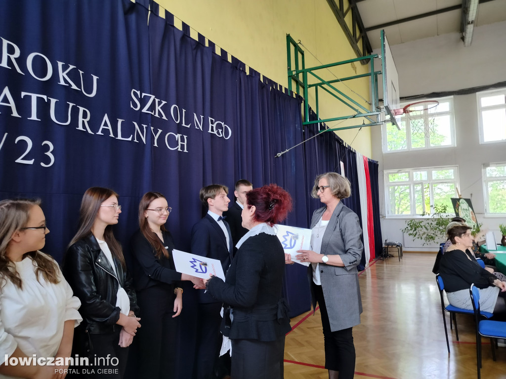 Maturzyści z Ekonomika zakończyli szkołę