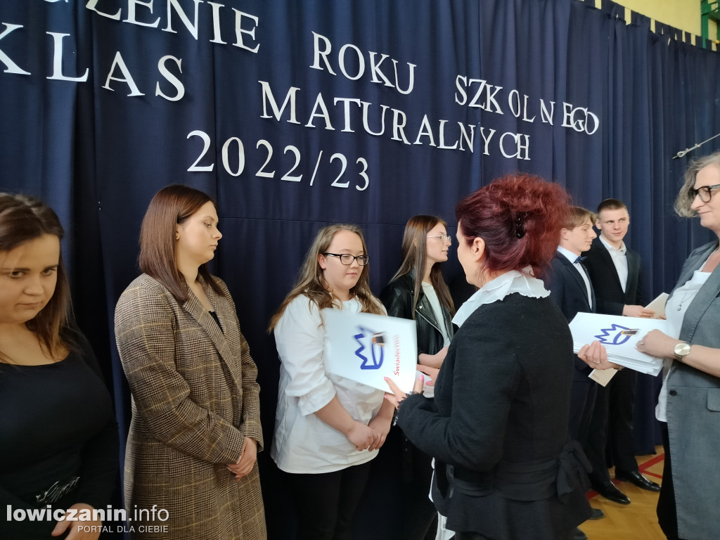 Maturzyści z Ekonomika zakończyli szkołę