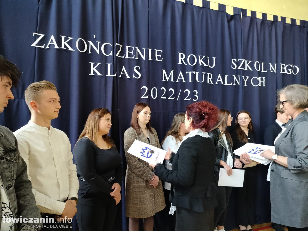Maturzyści z Ekonomika zakończyli szkołę