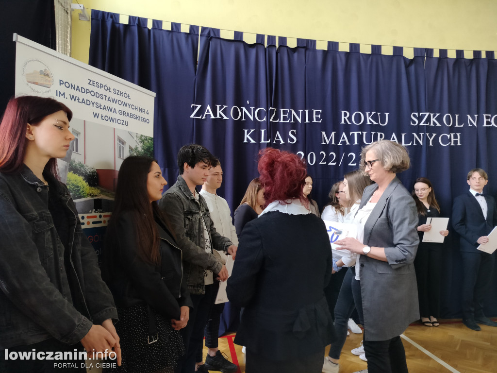 Maturzyści z Ekonomika zakończyli szkołę