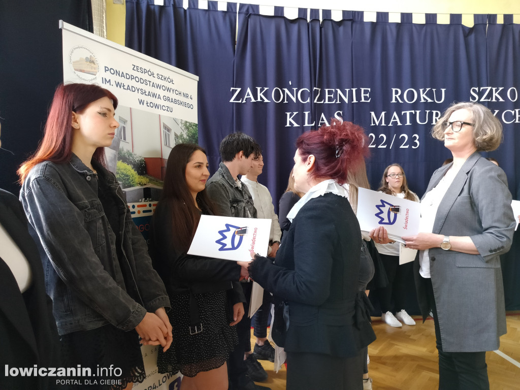 Maturzyści z Ekonomika zakończyli szkołę