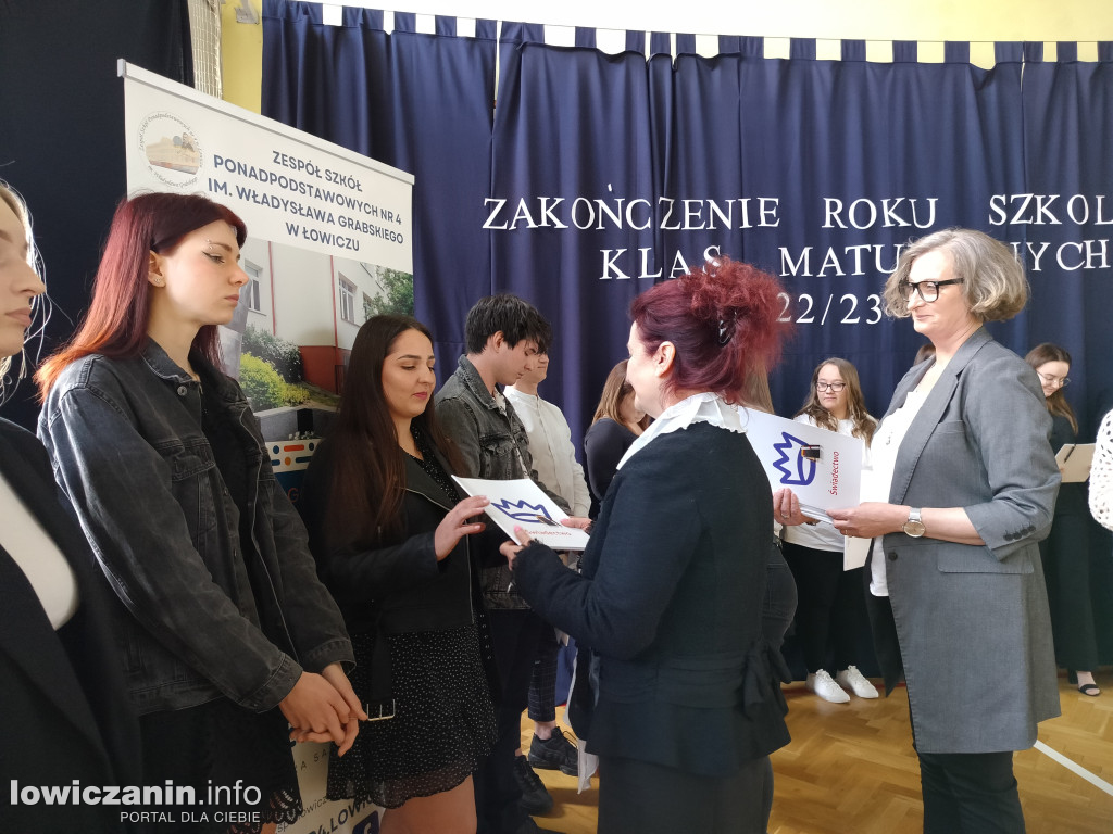 Maturzyści z Ekonomika zakończyli szkołę