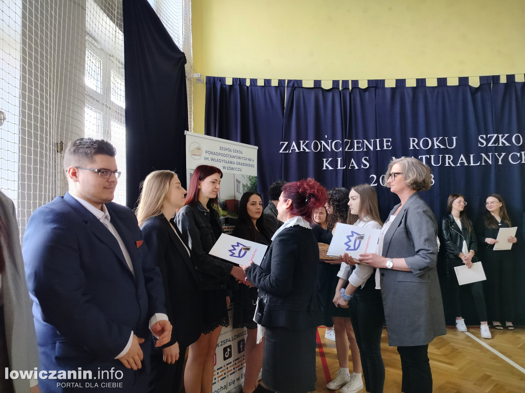 Maturzyści z Ekonomika zakończyli szkołę