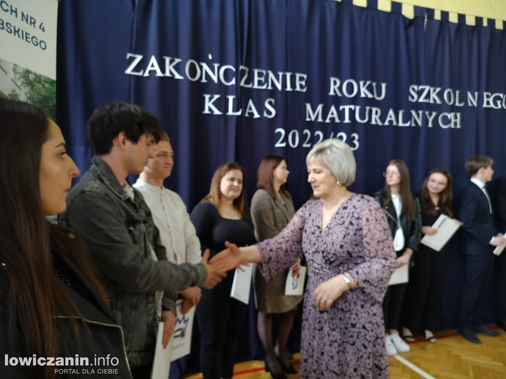 Maturzyści z Ekonomika zakończyli szkołę