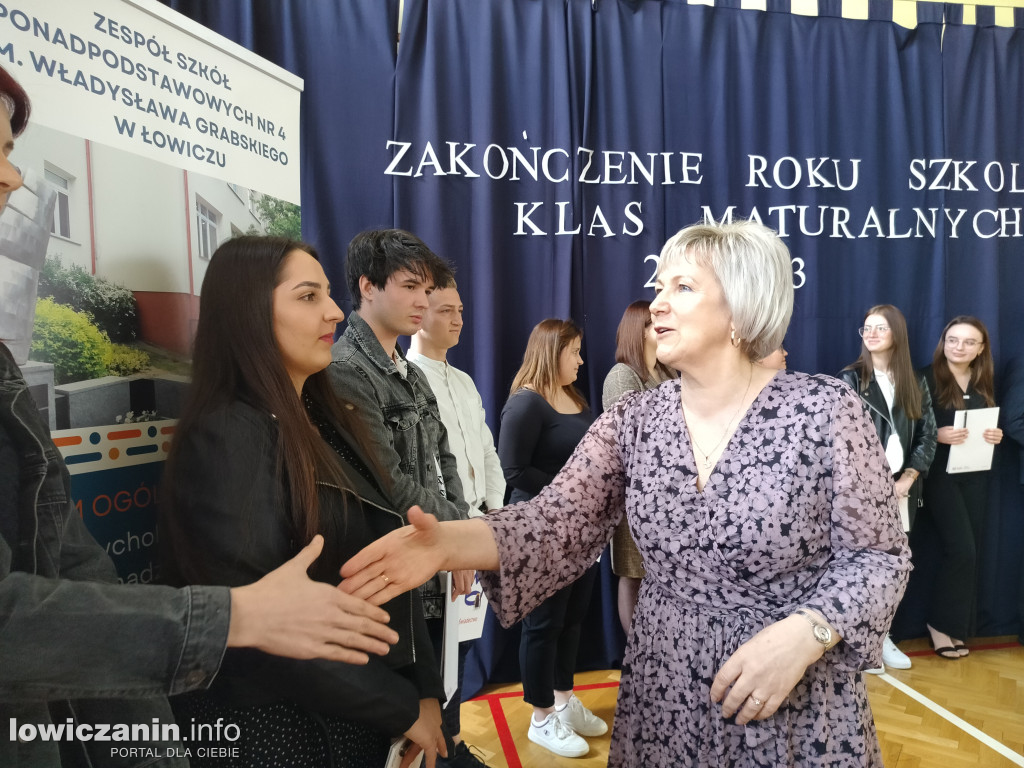 Maturzyści z Ekonomika zakończyli szkołę