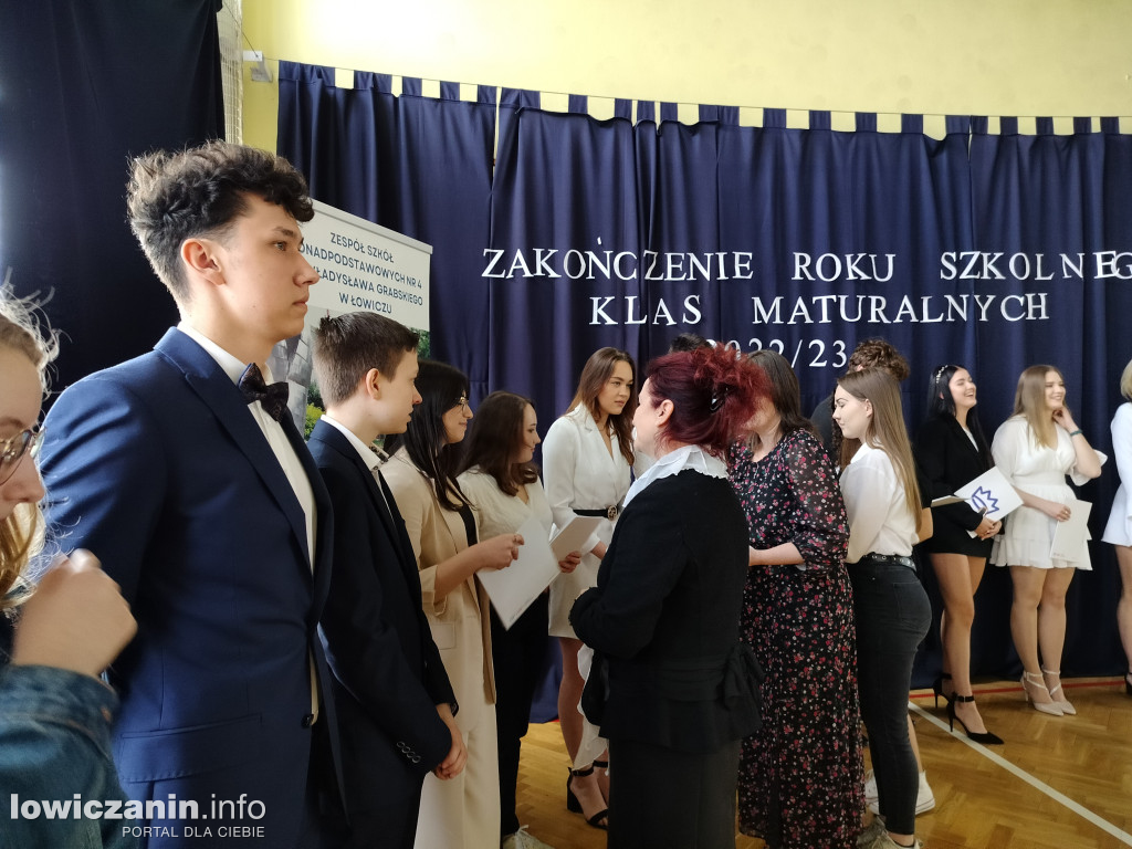 Maturzyści z Ekonomika zakończyli szkołę