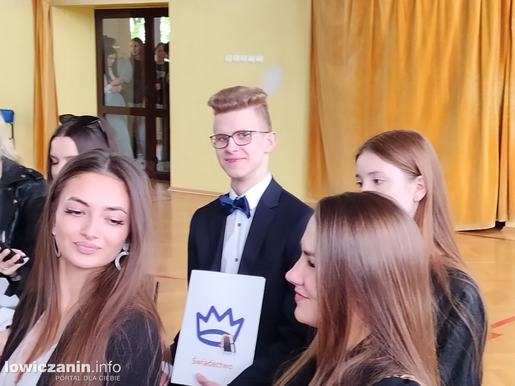 Maturzyści z Ekonomika zakończyli szkołę