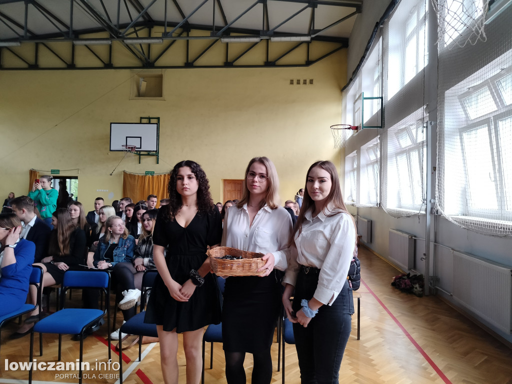 Maturzyści z Ekonomika zakończyli szkołę