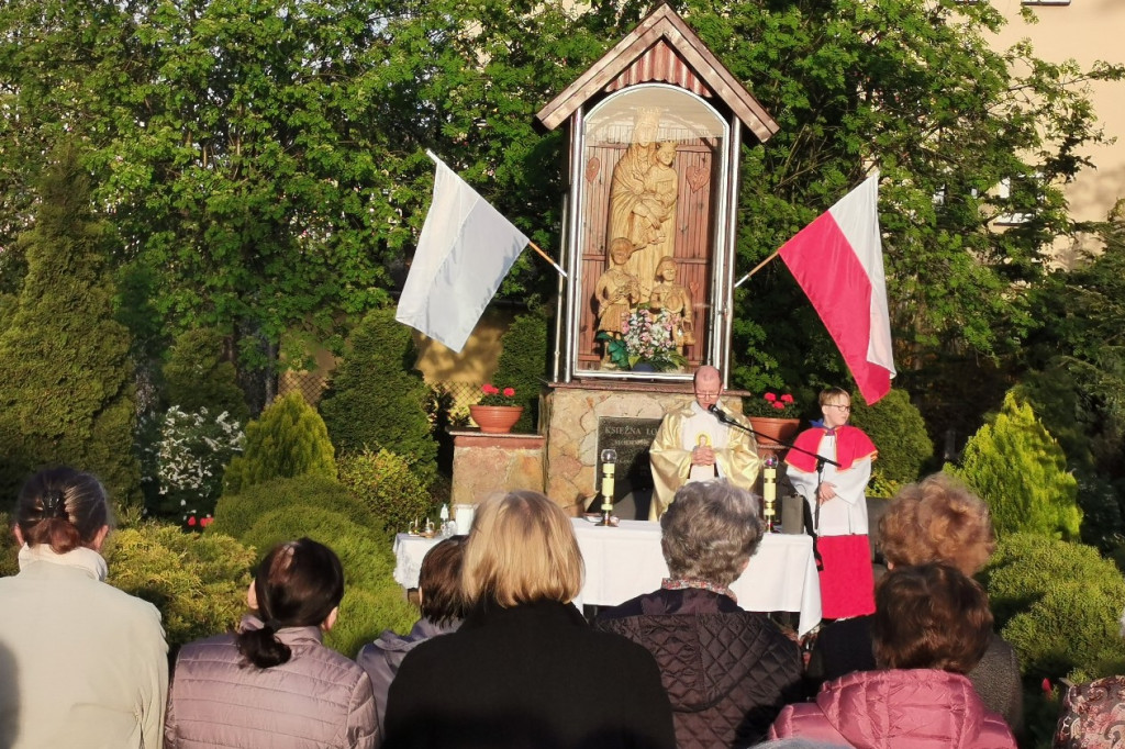 Msza św. przy kapliczce przy ul. Lipowej w Łowiczu