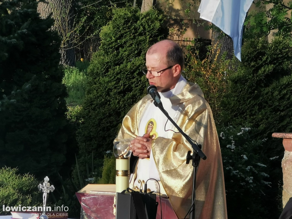 Msza św. przy kapliczce przy ul. Lipowej w Łowiczu