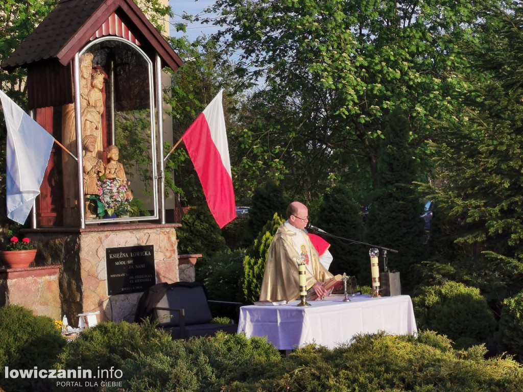 Msza św. przy kapliczce przy ul. Lipowej w Łowiczu