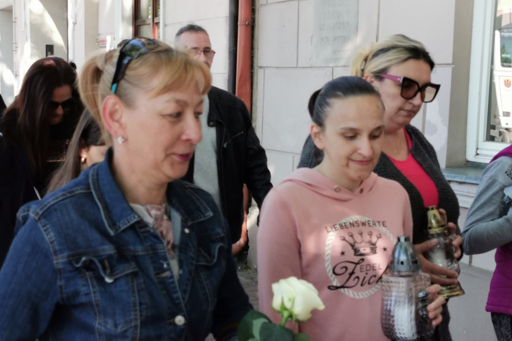 Łowicz. Pożegnali Kamilka z białymi różami w dłoniach