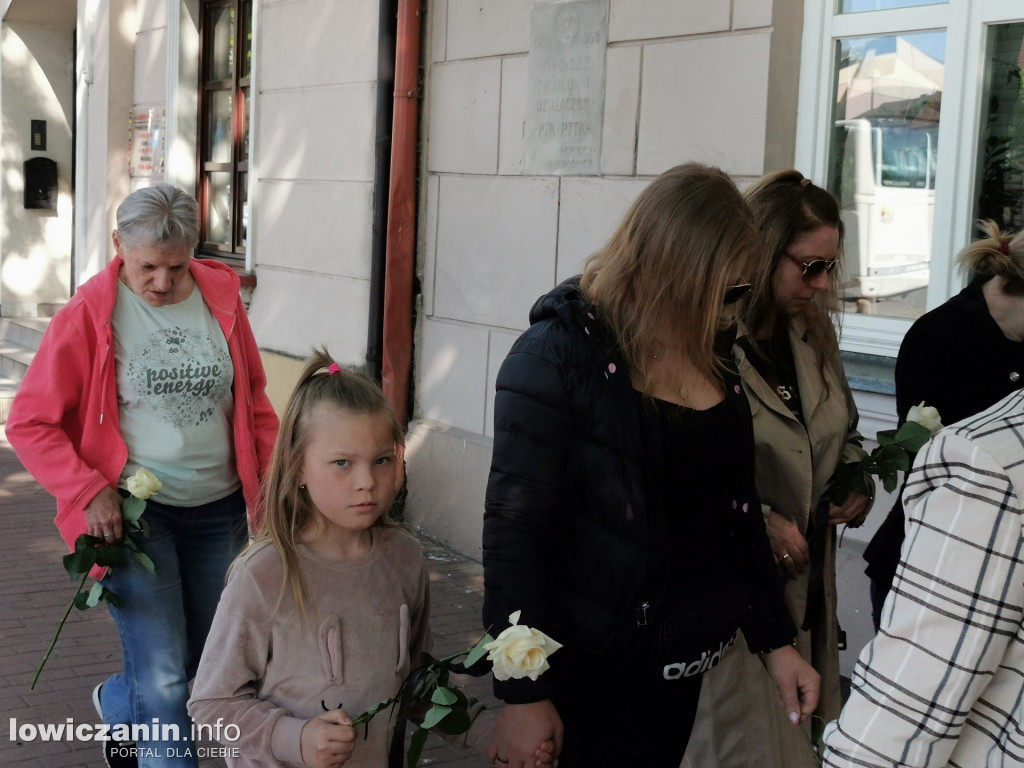 Łowicz. Pożegnali Kamilka z białymi różami w dłoniach