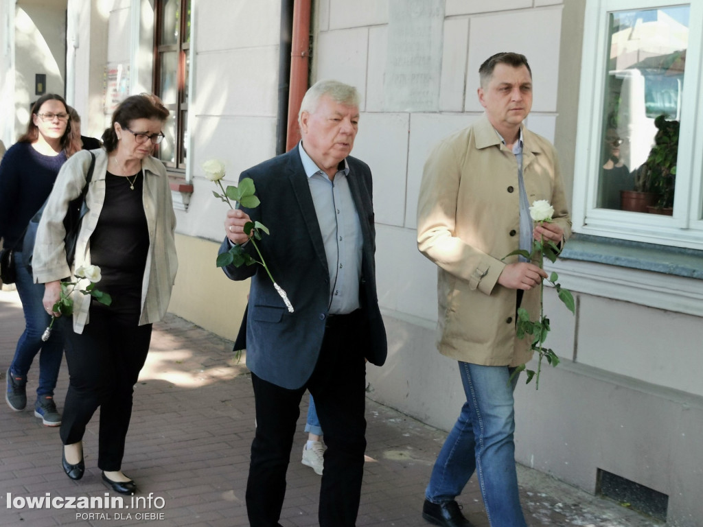 Łowicz. Pożegnali Kamilka z białymi różami w dłoniach