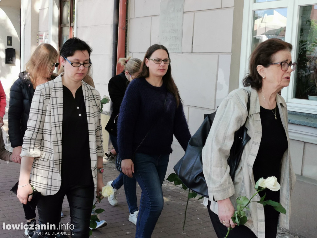 Łowicz. Pożegnali Kamilka z białymi różami w dłoniach