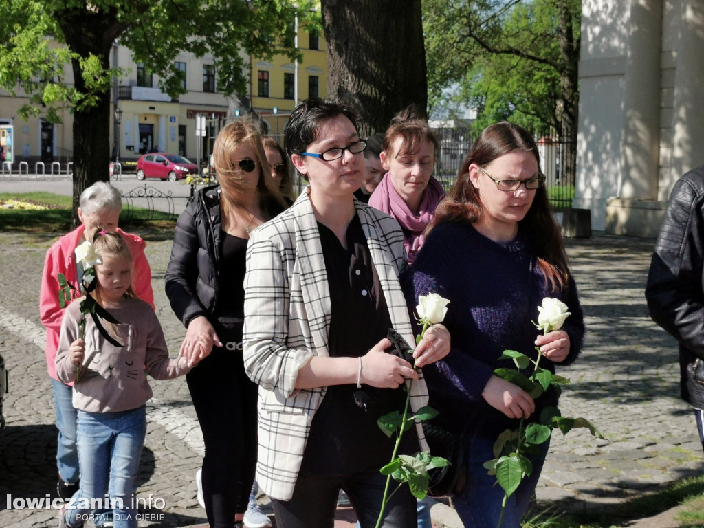 Łowicz. Pożegnali Kamilka z białymi różami w dłoniach