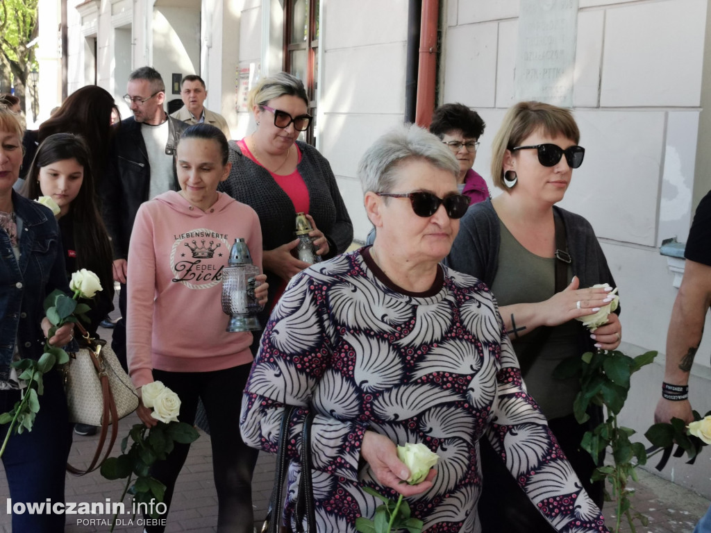 Łowicz. Pożegnali Kamilka z białymi różami w dłoniach