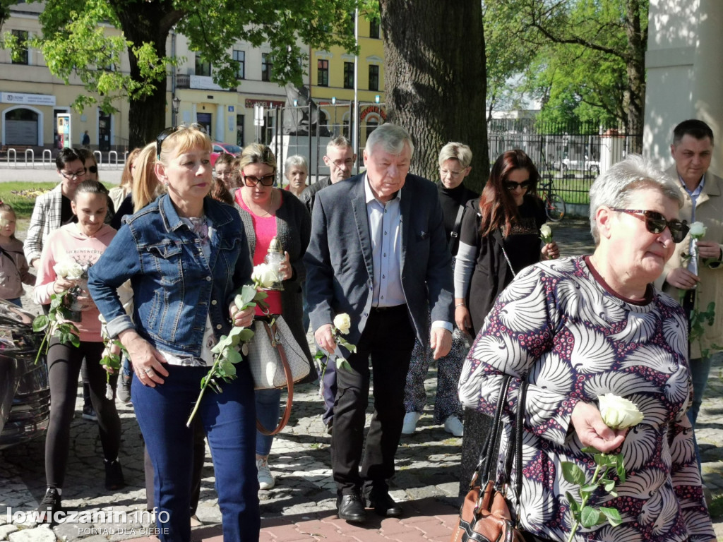 Łowicz. Pożegnali Kamilka z białymi różami w dłoniach