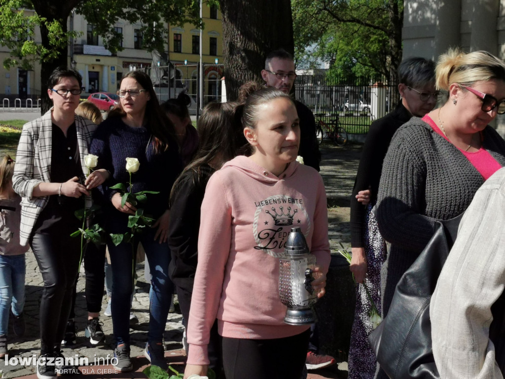 Łowicz. Pożegnali Kamilka z białymi różami w dłoniach