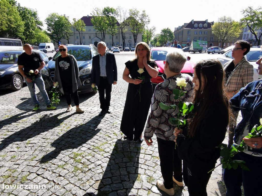 Łowicz. Pożegnali Kamilka z białymi różami w dłoniach