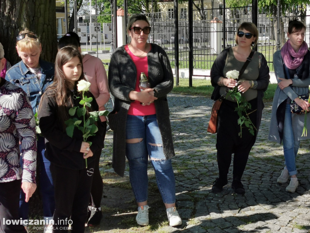 Łowicz. Pożegnali Kamilka z białymi różami w dłoniach