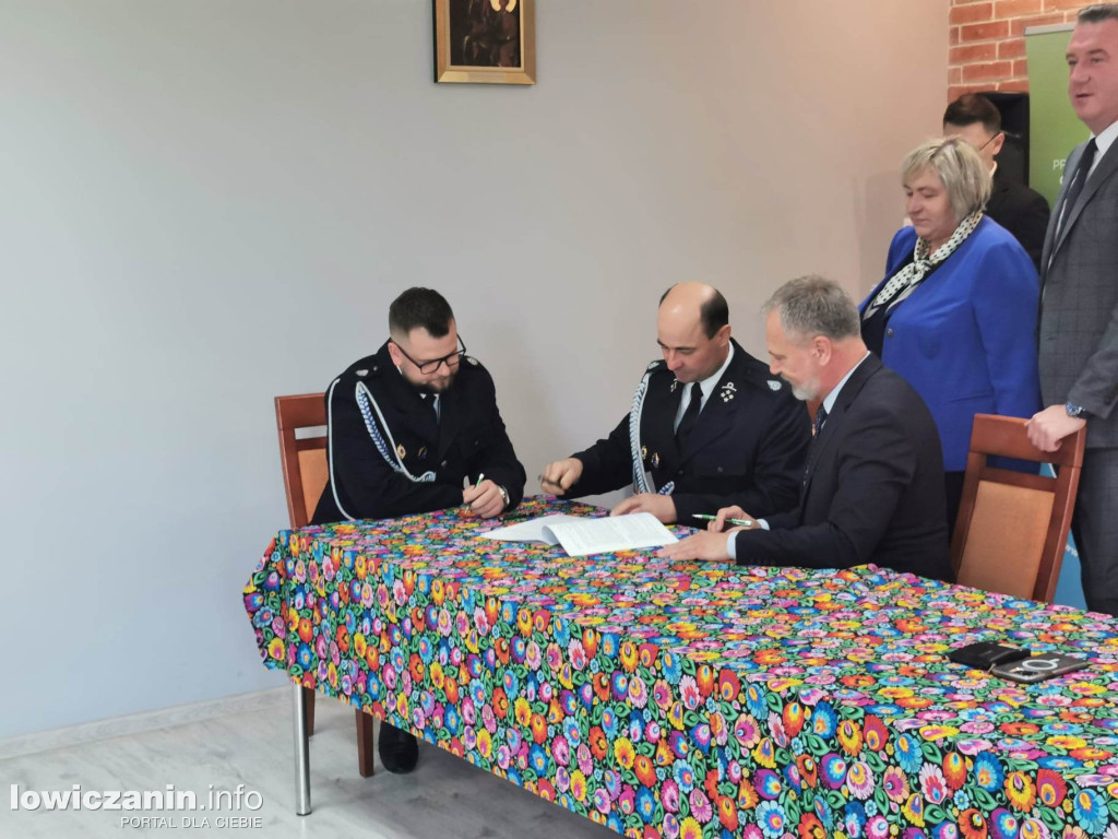 Wręczenie umów dla OSP na zakup sprzętu
