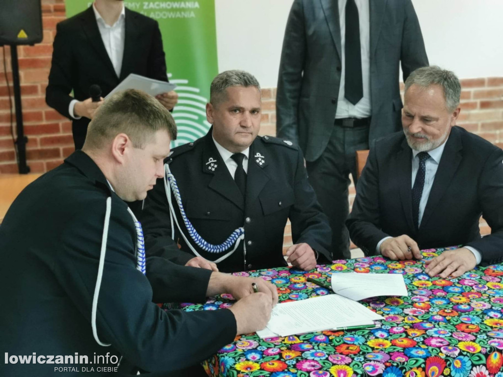 Wręczenie umów dla OSP na zakup sprzętu