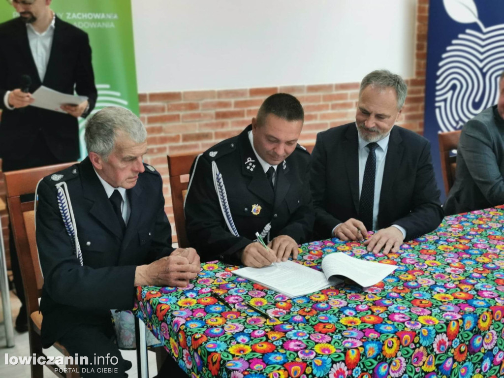 Wręczenie umów dla OSP na zakup sprzętu