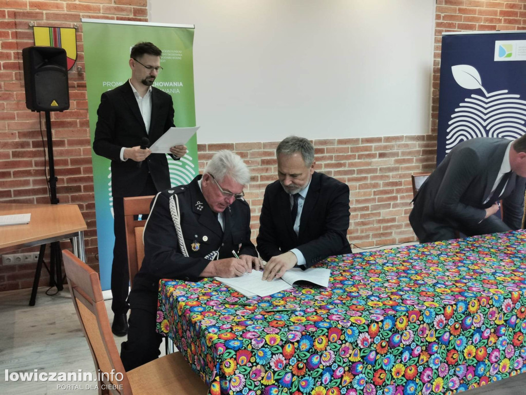 Wręczenie umów dla OSP na zakup sprzętu