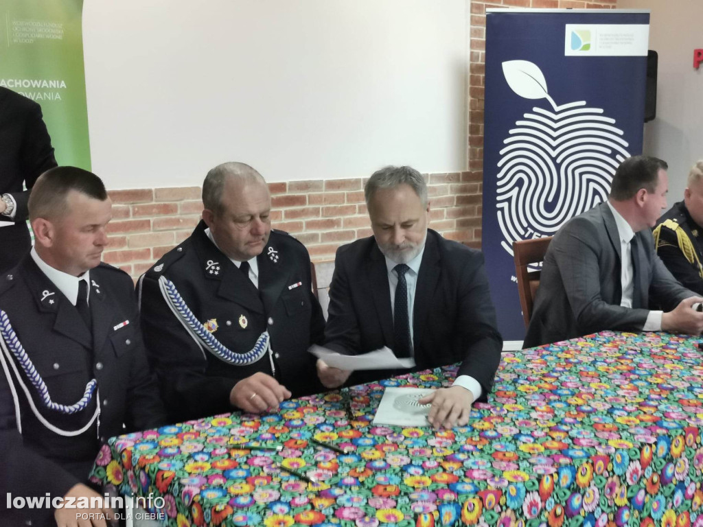 Wręczenie umów dla OSP na zakup sprzętu