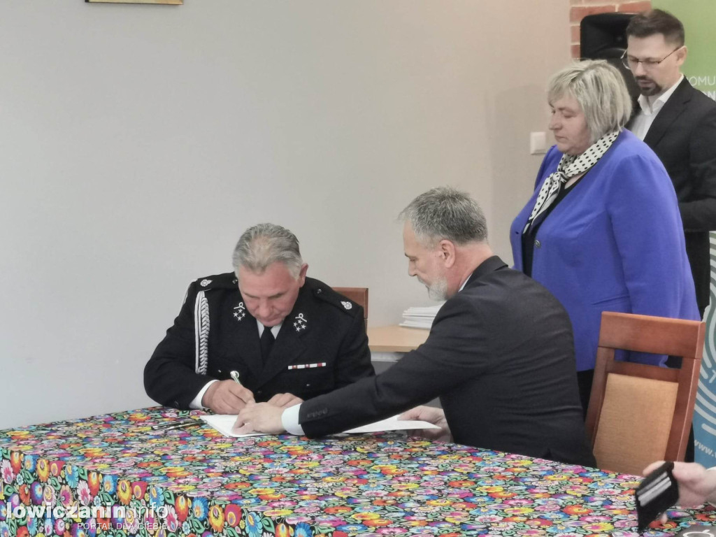 Wręczenie umów dla OSP na zakup sprzętu