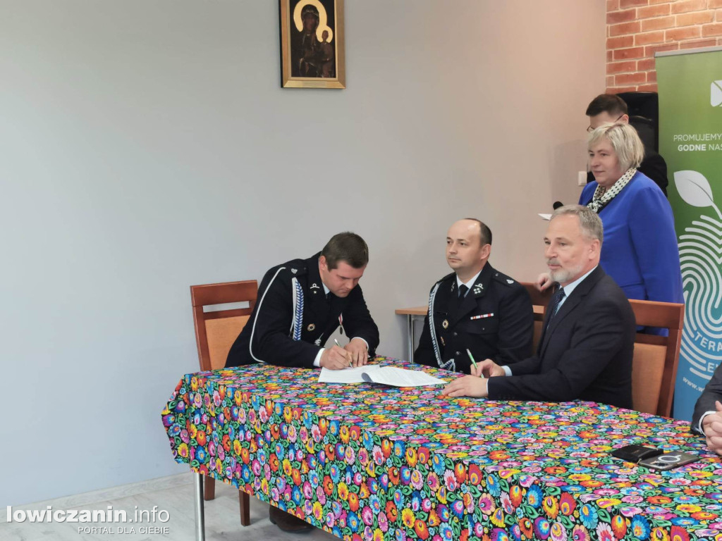 Wręczenie umów dla OSP na zakup sprzętu