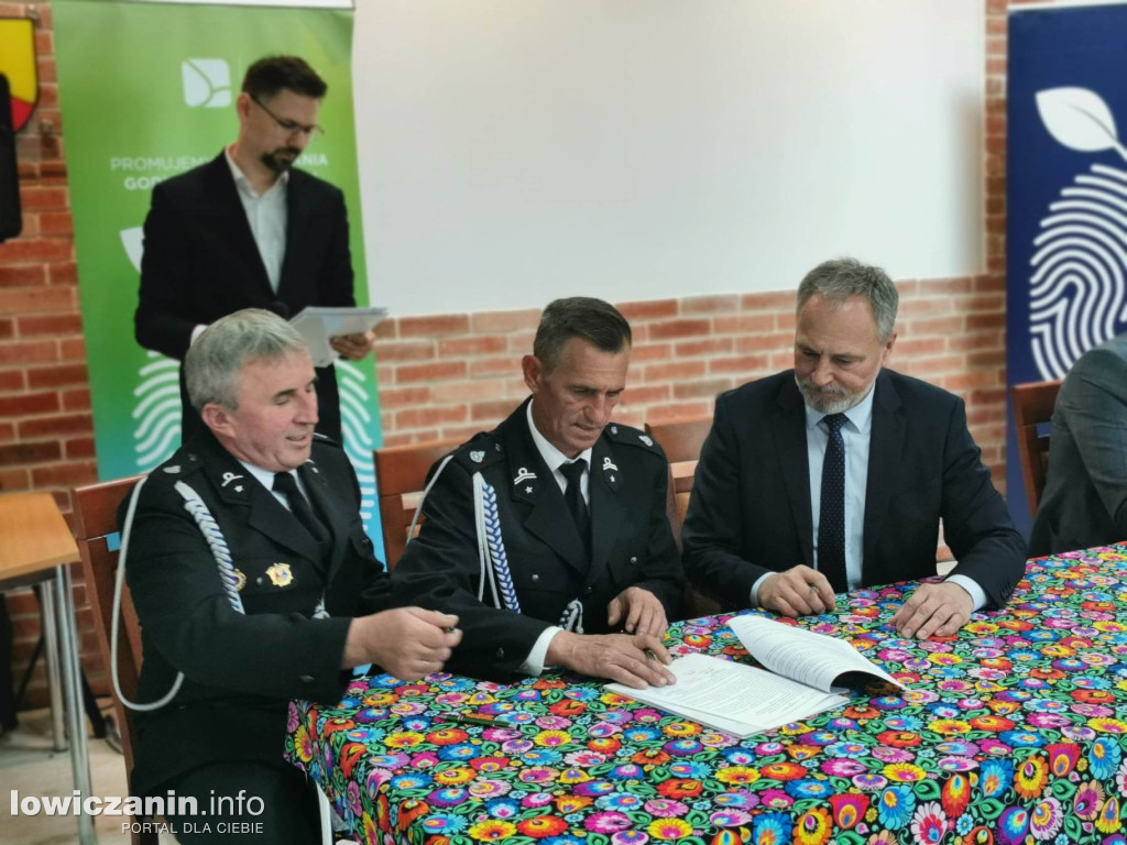 Wręczenie umów dla OSP na zakup sprzętu
