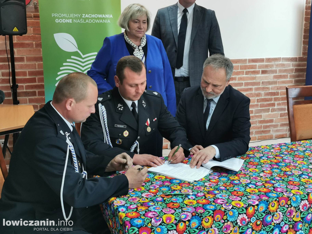 Wręczenie umów dla OSP na zakup sprzętu