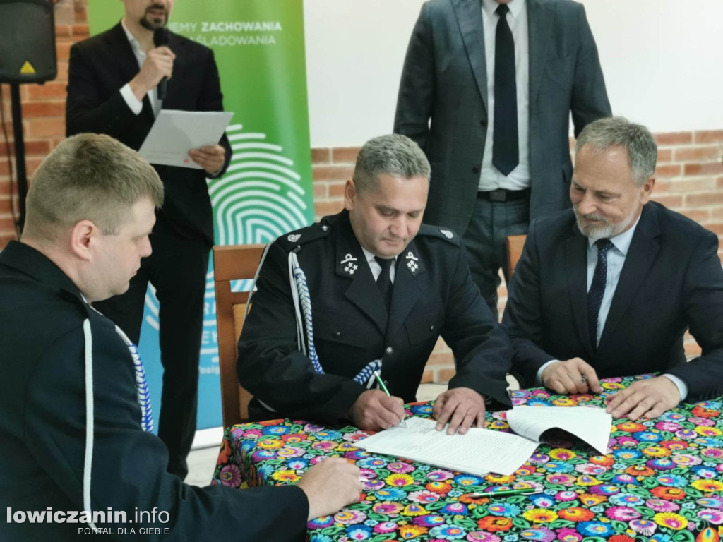 Wręczenie umów dla OSP na zakup sprzętu