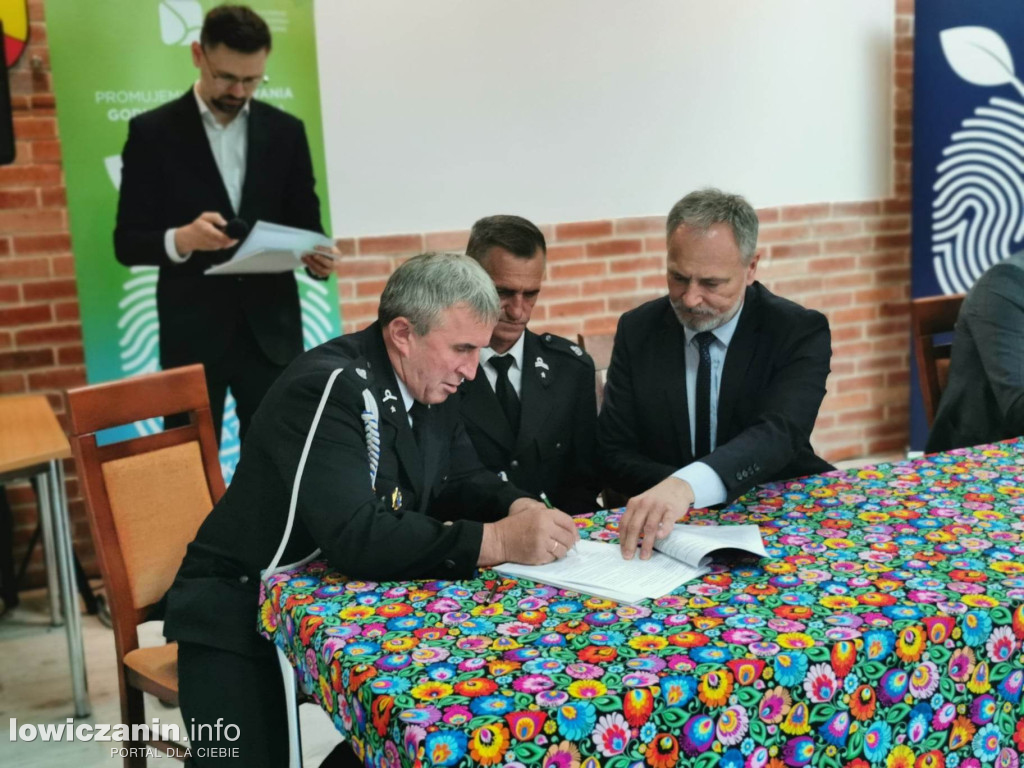 Wręczenie umów dla OSP na zakup sprzętu