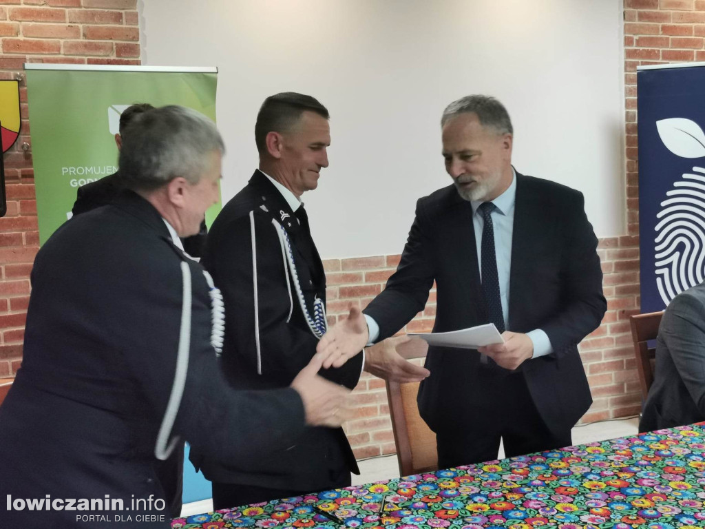 Wręczenie umów dla OSP na zakup sprzętu