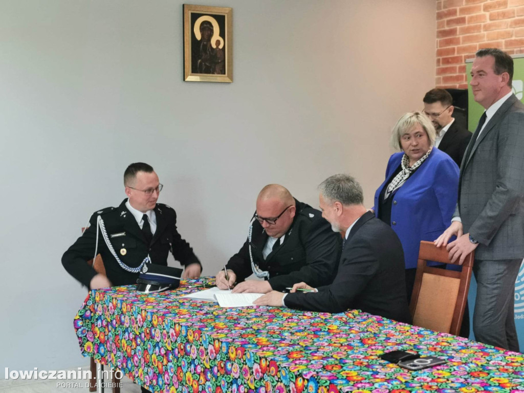 Wręczenie umów dla OSP na zakup sprzętu