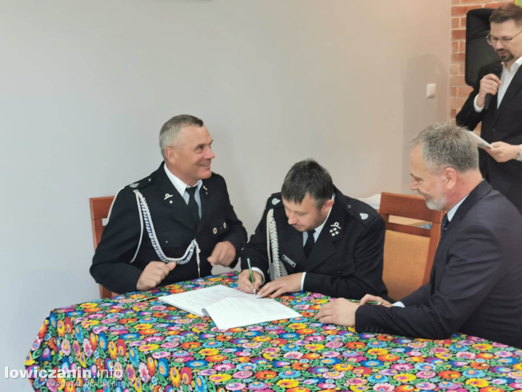 Wręczenie umów dla OSP na zakup sprzętu