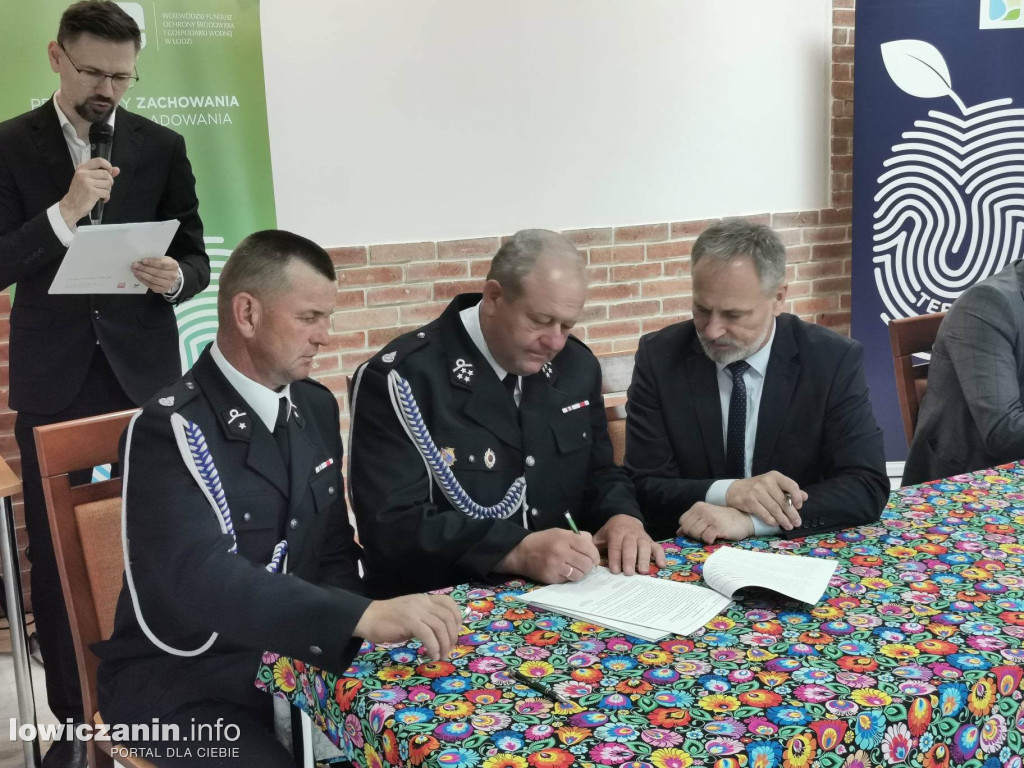 Wręczenie umów dla OSP na zakup sprzętu