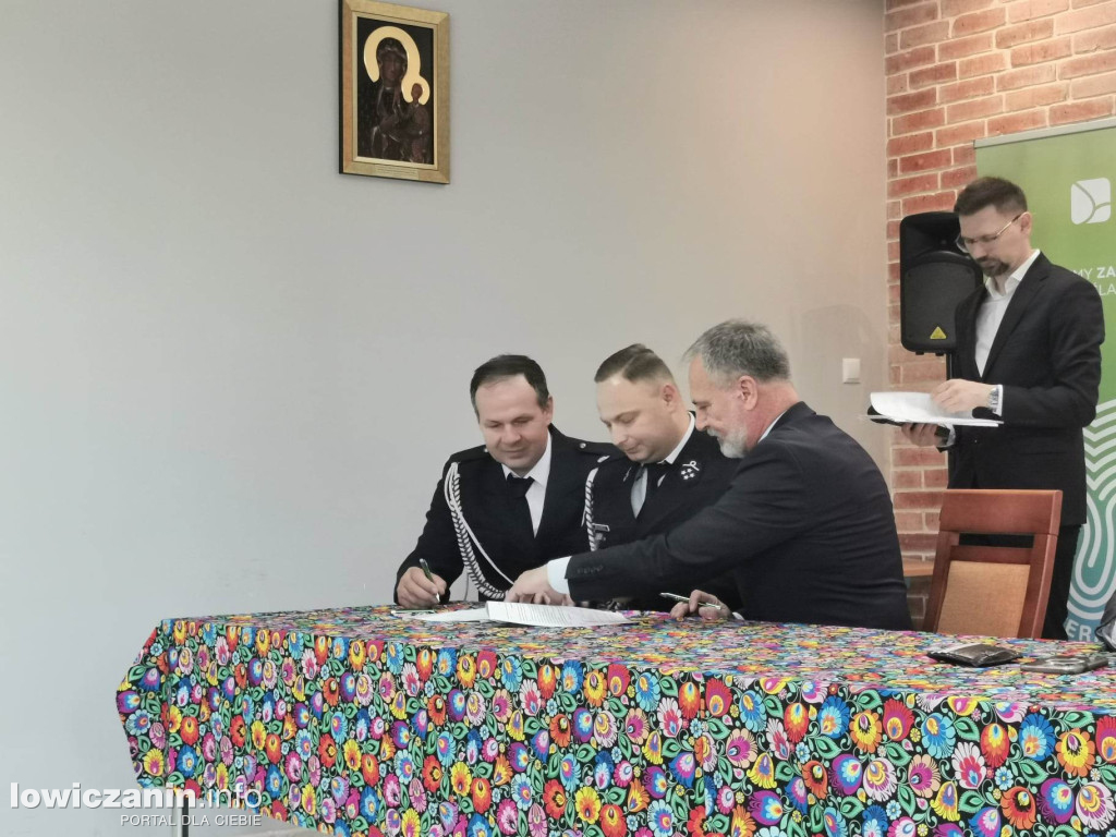 Wręczenie umów dla OSP na zakup sprzętu