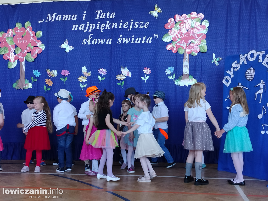 Przedszkolaki z Zielkowic okazji Dnia Mamy i Taty