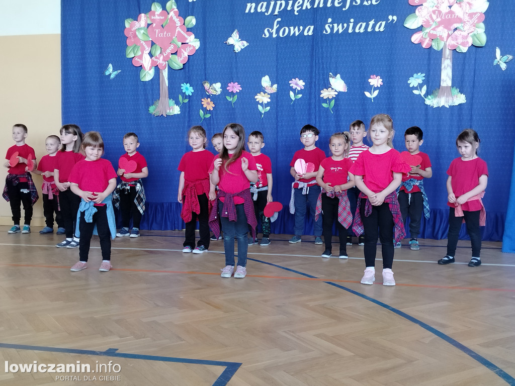 Przedszkolaki z Zielkowic okazji Dnia Mamy i Taty