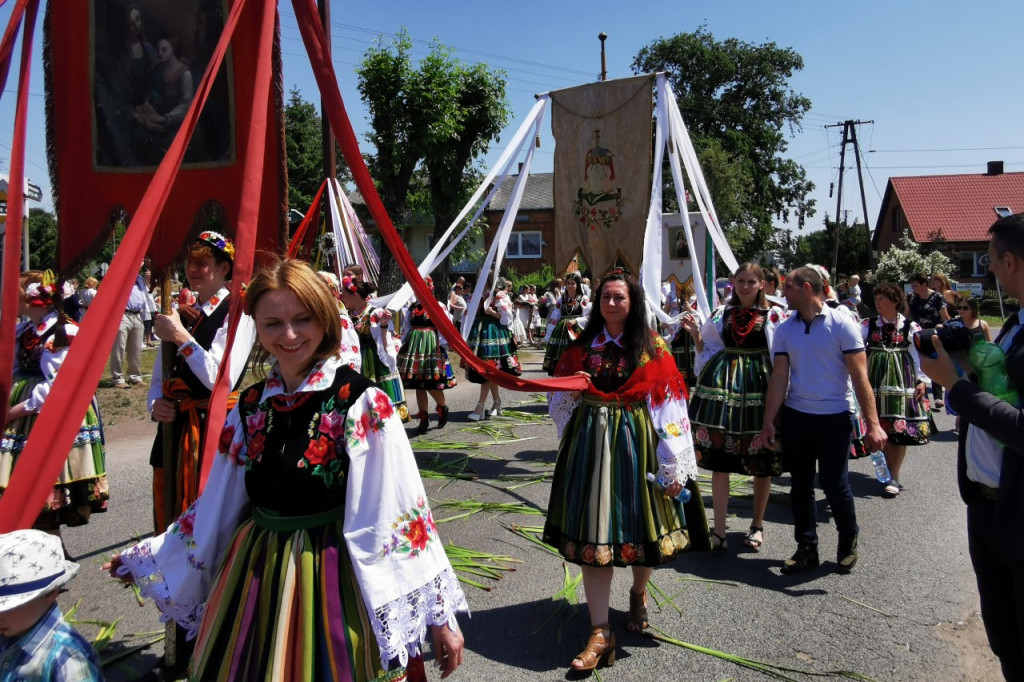 Po tataraku. Procesja Bożego Ciała w Złakowie