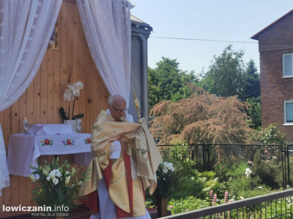 Po tataraku. Procesja Bożego Ciała w Złakowie