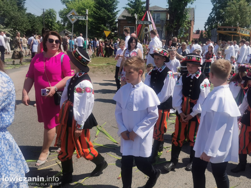 Po tataraku. Procesja Bożego Ciała w Złakowie